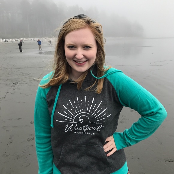 Meet your posher! 👩🏼‍🏫🐶🗺🌊🖼📝🎹 - Picture 2 of 6